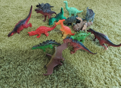 Lot de mini dinosaures réalistes – figurines colorées pour enfants ou collection. Seconde main TBE