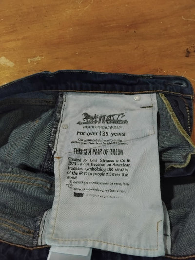 Jean Levi’s 510™  taille W33 L34, coloris bleu brut profond. Seconde main TBE