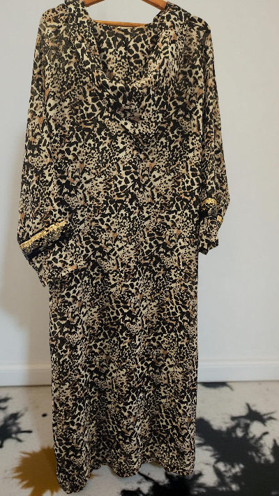 Abaya Soyeuse à Capuche Brodée de Doré T44 – Tenue Orientale Seconde Main TBE