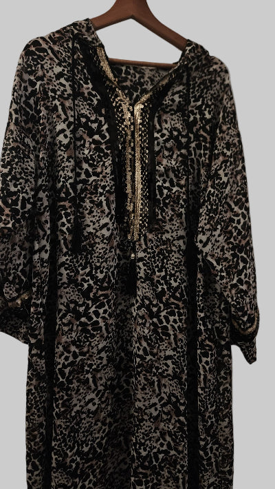 Abaya Soyeuse à Capuche Brodée de Doré T44 – Tenue Orientale Seconde Main TBE