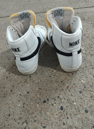 Nike Blazer Mid ’77 Blanches à Swoosh Noir T41 – Baskets Montantes Seconde Main TBE