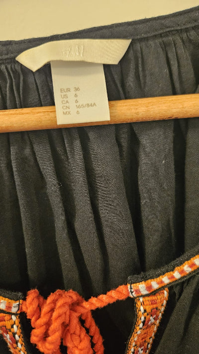 Noire avec des broderies orange cette blouse  H&M. T 36- Neuf