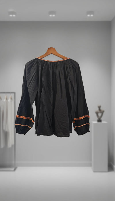 Noire avec des broderies orange cette blouse  H&M. T 36- Neuf