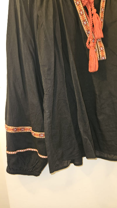 Noire avec des broderies orange cette blouse  H&M. T 36- Neuf