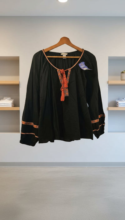 Noire avec des broderies orange cette blouse  H&M. T 36- Neuf