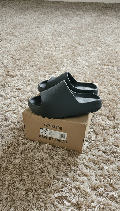 Adidas Sandales :  Yeezy Slide Onyx , T 42, gris trés foncé.  Seconde main TBE.