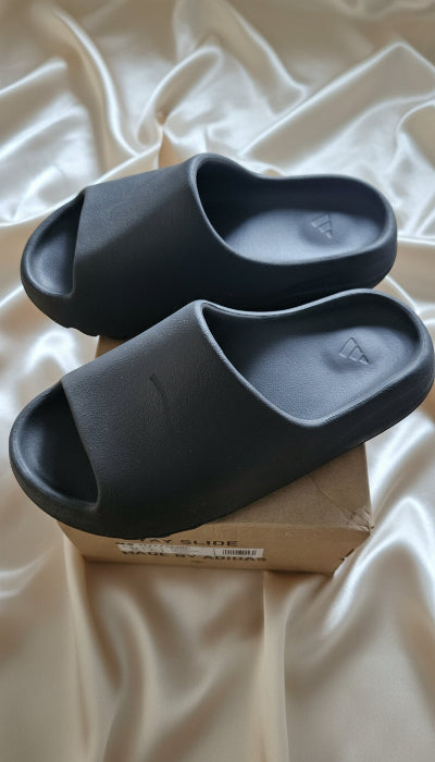 Adidas Sandales :  Yeezy Slide Onyx , T 42, gris trés foncé.  Seconde main TBE.