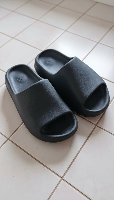 Adidas Sandales :  Yeezy Slide Onyx , T 42, gris trés foncé.  Seconde main TBE.