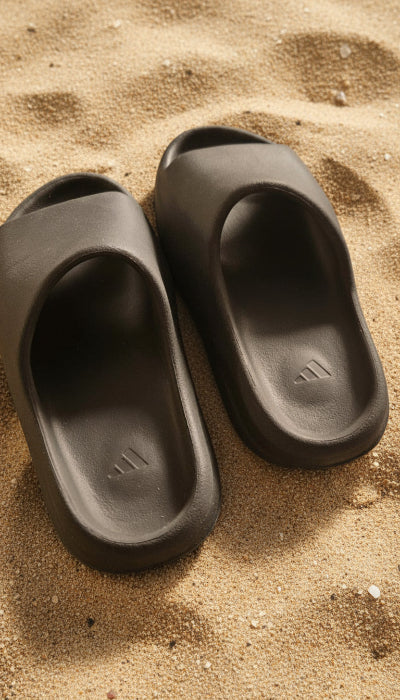 Adidas Sandales :  Yeezy Slide Onyx , T 42, gris trés foncé.  Seconde main TBE.