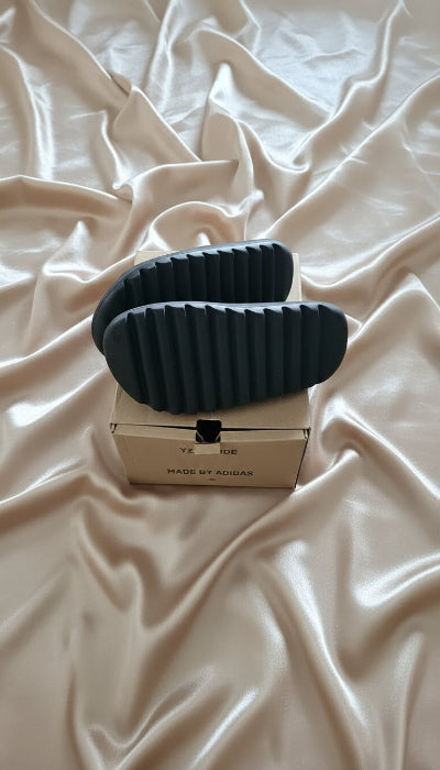 Adidas Sandales :  Yeezy Slide Onyx , T 42, gris trés foncé.  Seconde main TBE.