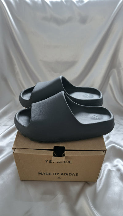 Adidas Sandales :  Yeezy Slide Onyx , T 42, gris trés foncé.  Seconde main TBE.