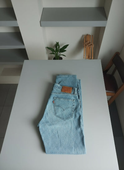 LEVI'S 511 .Taille 34 X 34. Bleu clair légèrement délave. Seconde main en TBE
