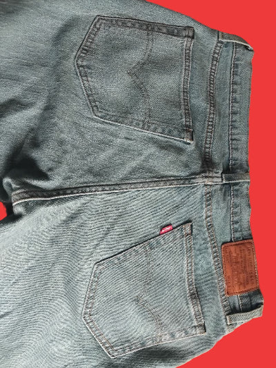 LEVI'S 511 .Taille 34 X 34. Bleu clair légèrement délave. Seconde main en TBE