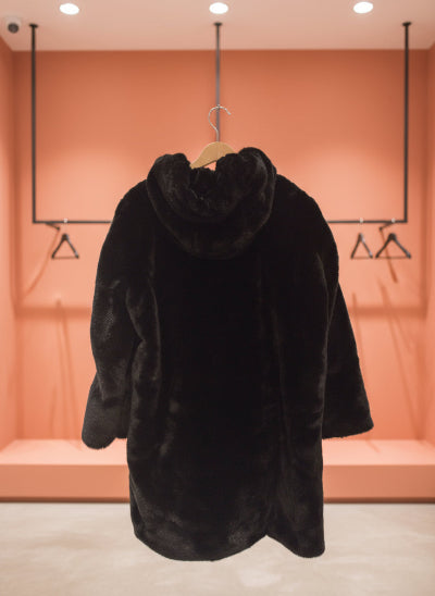 Manteau Long ZARA en Fausse Fourrure Noire – Chic, Chaud et Élégant, Coupe Oversize