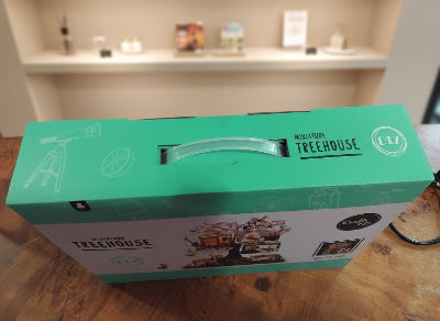 Cabane miniature dans un cerisier en fleurs Crafts & Co. Neuf