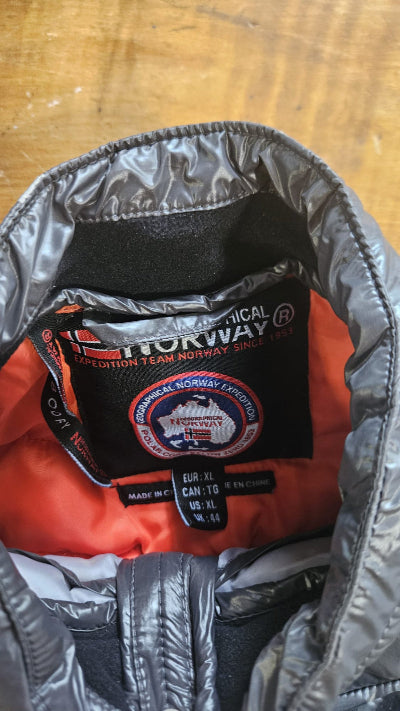 Blouson Geographical Norway XL gris très foncé NEUF , chaud .