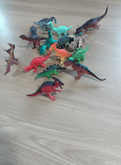 Lot de mini dinosaures réalistes – figurines colorées pour enfants ou collection. Seconde main TBE