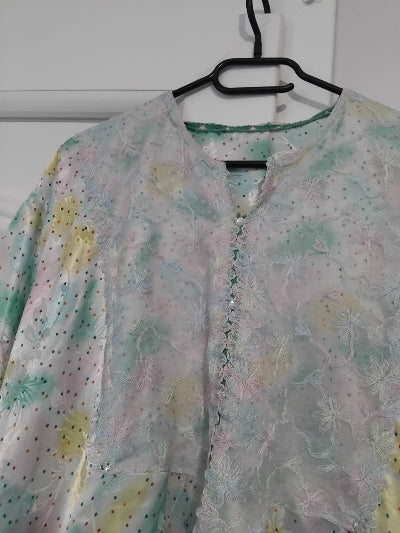 Robe de nuit pastel vintage femme – Satin léger et dentelle florale, seconde main TBE