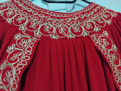 Robe rouge à cape brodée or Taille S-– tenue de fête élégante et fluide femme- Seconde main TBE