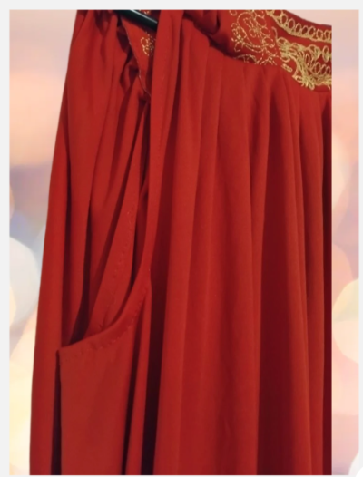 Robe rouge à cape brodée or Taille S-– tenue de fête élégante et fluide femme- Seconde main TBE