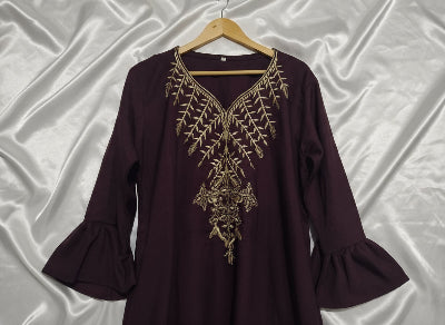 Robe Longue Violette Brodée Or – Tenue Élégante Soirée ou Cérémonie, Seconde Main TBE