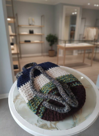 Sac à dos crocheté artisanal – pièce unique, colorée et pratique, seconde main en TBE