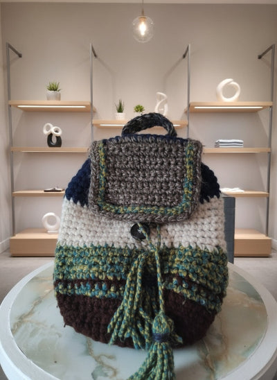 Sac à dos crocheté artisanal – pièce unique, colorée et pratique, seconde main en TBE
