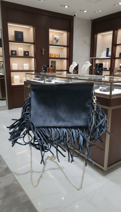 Sac à Main en Cuir Daim Noir à Franges – Fabrication Artisanale du Maroc Seconde Main TBE