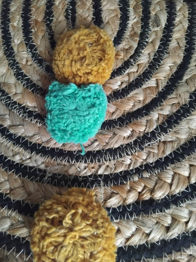 Sac artisanal en JUTE avec pompons . Neuf