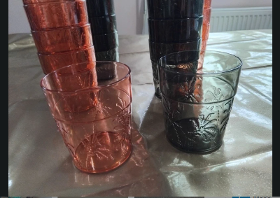 Lot de 24 verres empilables – Gris & Rouge Clair Transparent – 300 ml – Design Palmier Relief neuf