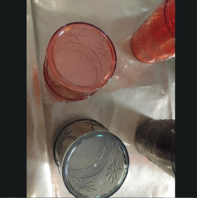 Lot de 24 verres empilables – Gris & Rouge Clair Transparent – 300 ml – Design Palmier Relief neuf