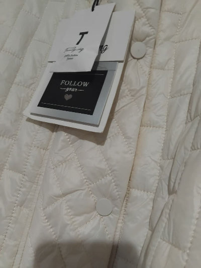 Veste longue matelassée beige – look chic et cocooning tendance. TU- Neuf