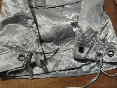 Veste mi longue argentée Cop.Copine femme – Style chic et futuriste, capuche et ceinture ajustable, seconde main TBE