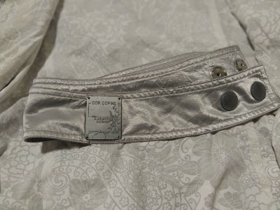 Veste mi longue argentée Cop.Copine femme – Style chic et futuriste, capuche et ceinture ajustable, seconde main TBE