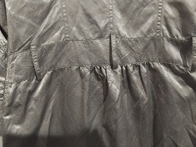 Veste mi longue argentée Cop.Copine femme – Style chic et futuriste, capuche et ceinture ajustable, seconde main TBE