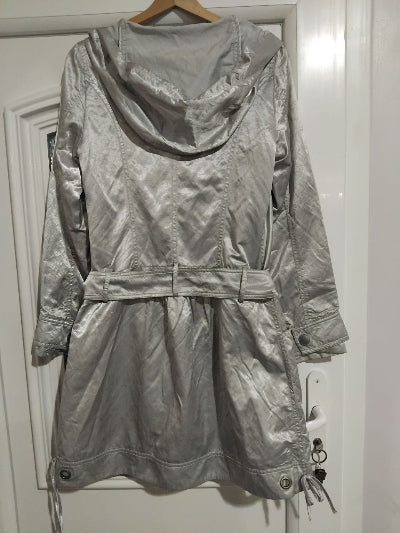Veste mi longue argentée Cop.Copine femme – Style chic et futuriste, capuche et ceinture ajustable, seconde main TBE