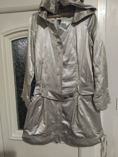 Veste mi longue argentée Cop.Copine femme – Style chic et futuriste, capuche et ceinture ajustable, seconde main TBE