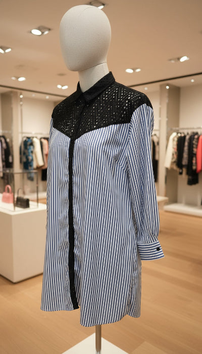 Chemise Rayée Bleue avec Dentelle Noire ZARA Taille S – Élégante Seconde Main TBE