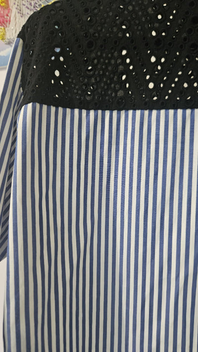 Chemise Rayée Bleue avec Dentelle Noire ZARA Taille S – Élégante Seconde Main TBE